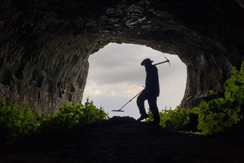 Schatzsucher mit Metalldetektor sucht in der Höhle