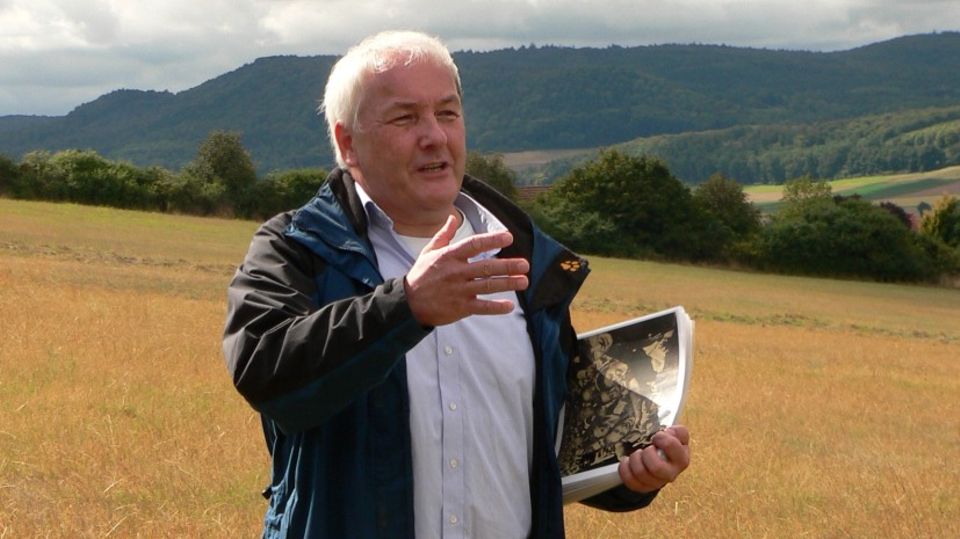 Henning Haßmann steht auf einem Feld Henning Haßmann steht auf einem Feld