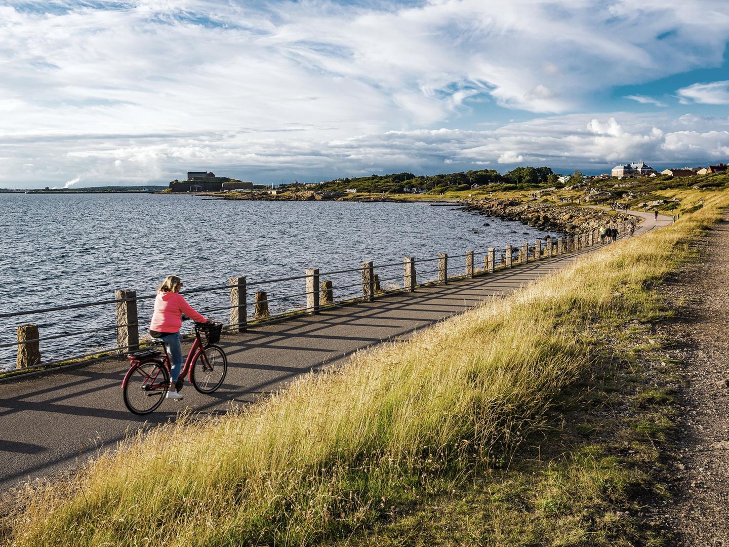 Der Sänger Max Raabe muss in Schweden gewesen sein, als er die Zeilen „Nichts ist so schön wie Fahrradfahren“ geschrieben hat. Denn wer hier Fahrrad fährt, genießt nicht nur grandiose Aussichten, sondern auch beste Bedingungen: Der Kattegattleden, Schwedens erster nationaler Radweg, führt von Helsingborg nach Göteborg – 390 Kilometer entlang der Küste. Der Weg besteht aus acht Etappen, fünf davon liegen in Halland. 