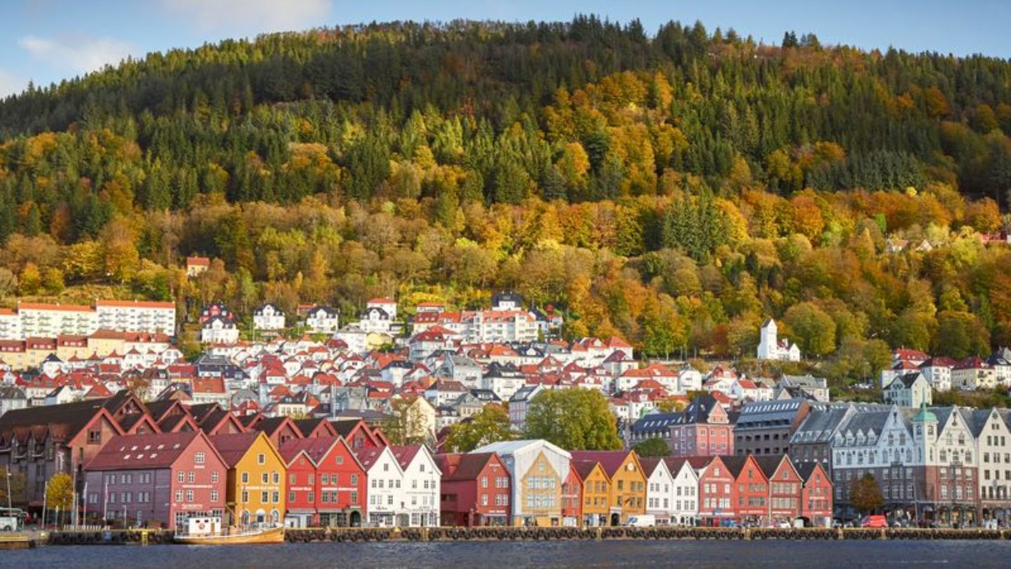 Bryggen mit seinen bunten Holzhäusern: Wahrzeichen und Weltkulturerbe. Foto: Casper Steinsland/Visit Bergen/visitbergen.com/dpa-