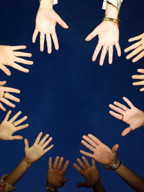 Hände in einem Kreis von unten fotografiert