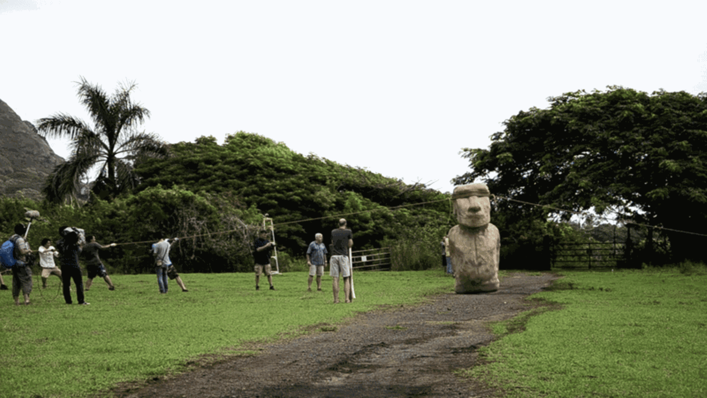 Mit einer tonnenschweren Replik haben Forschende gezeigt: Die Moai könnten mit Pendelbewegungen transportiert worden sein