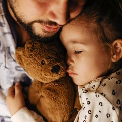 Schlafendes Kind mit Teddybär