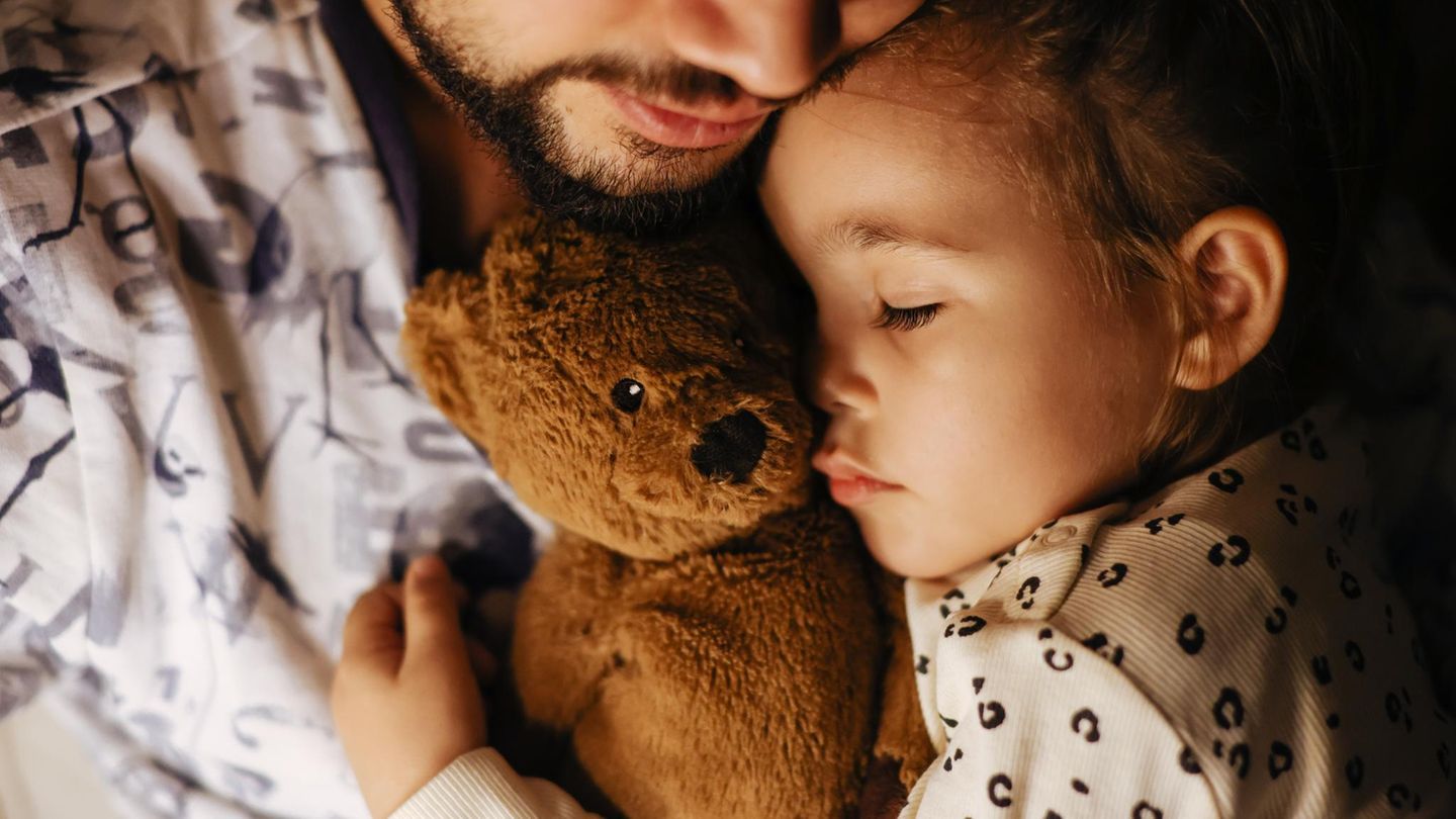 Schlafendes Kind mit Teddybär