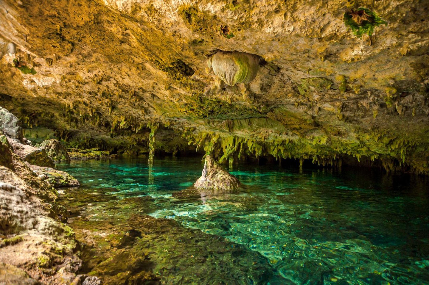 Die Cenote Dos Ojos, in der türkisenes Wasser auf die Kalksteindecken der Höhle trifft