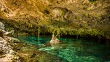 Die Cenote Dos Ojos, in der türkisenes Wasser auf die Kalksteindecken der Höhle trifft