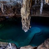 Die Suytun Cenote, in der sich ein Steinsteg zur Begehung befindet, um die Stalaktiten anzusehen