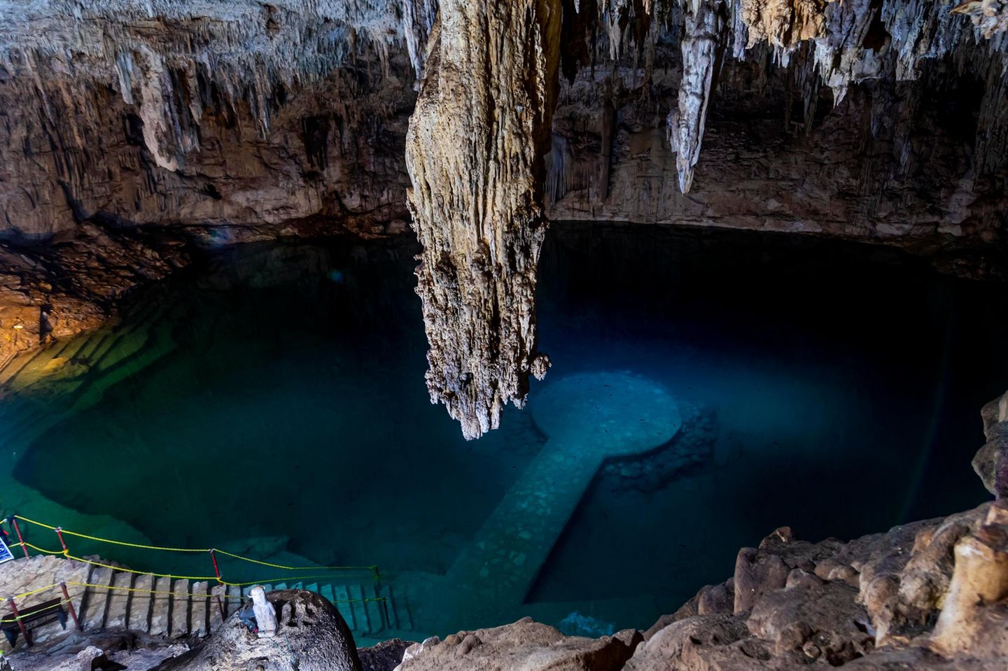 Die Suytun Cenote, in der sich ein Steinsteg zur Begehung befindet, um die Stalaktiten anzusehen