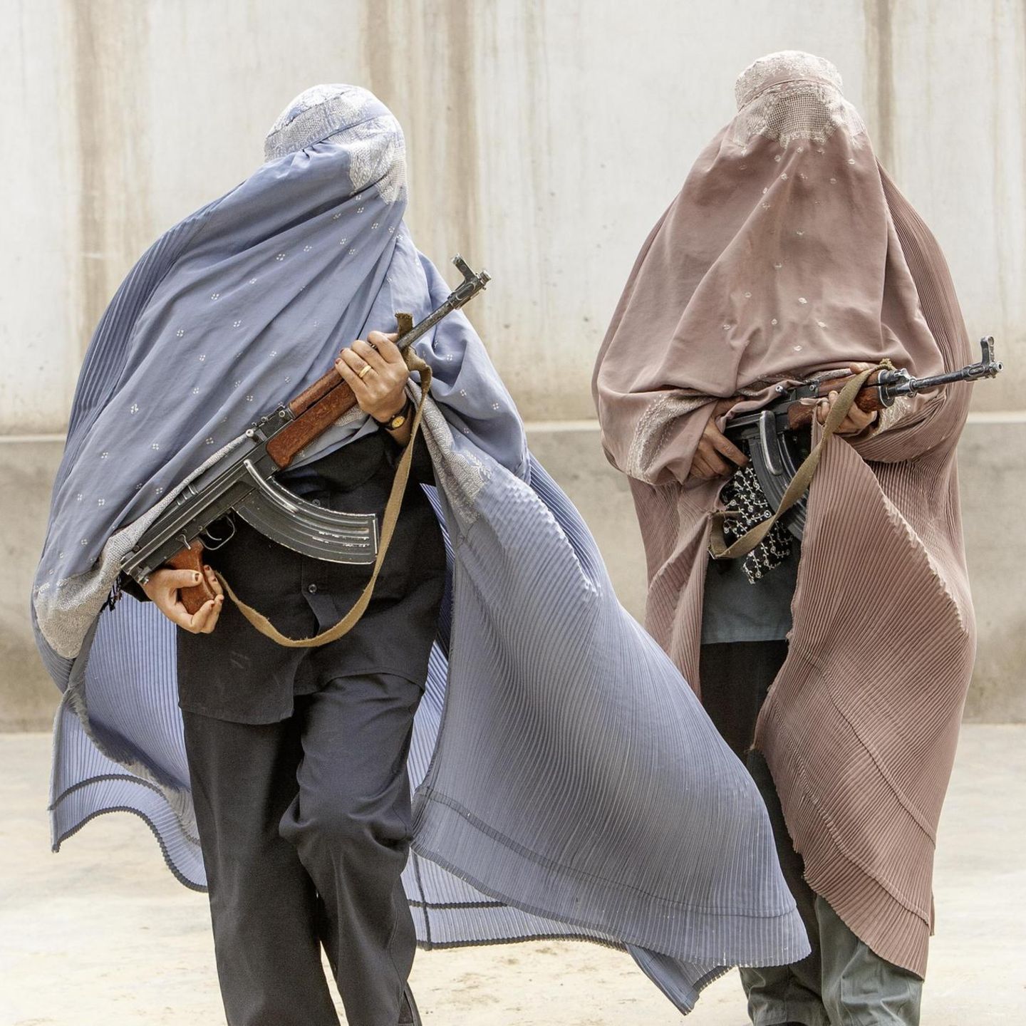 Zwei Frauen in Burka mit Maschinengewehren