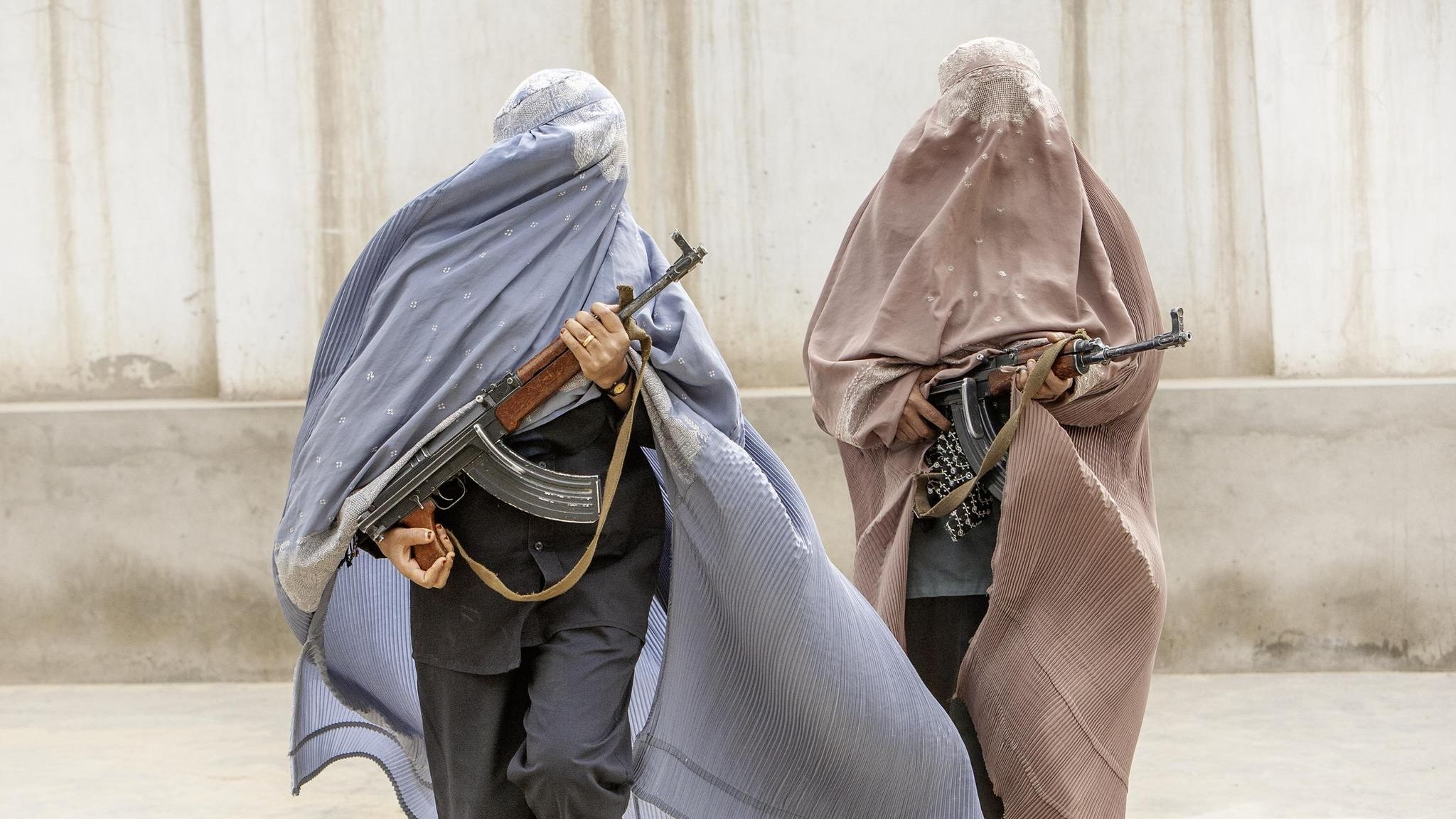 Zwei Frauen in Burka mit Maschinengewehren