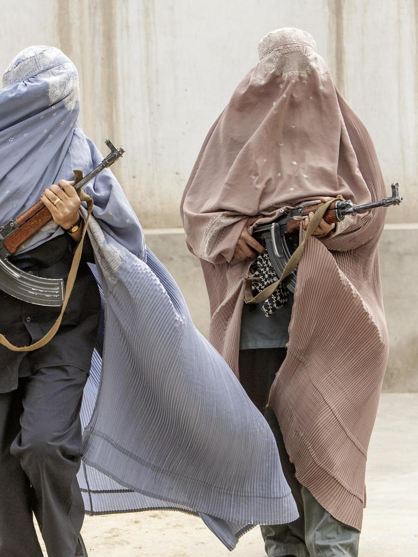 Zwei Frauen in Burka mit Maschinengewehren