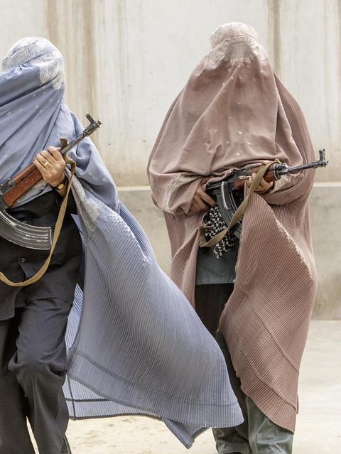 Zwei Frauen in Burka mit Maschinengewehren