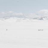 Familie quert ein Schneefeld