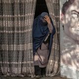 Eine Frau verlässt einen Schönheitssalon