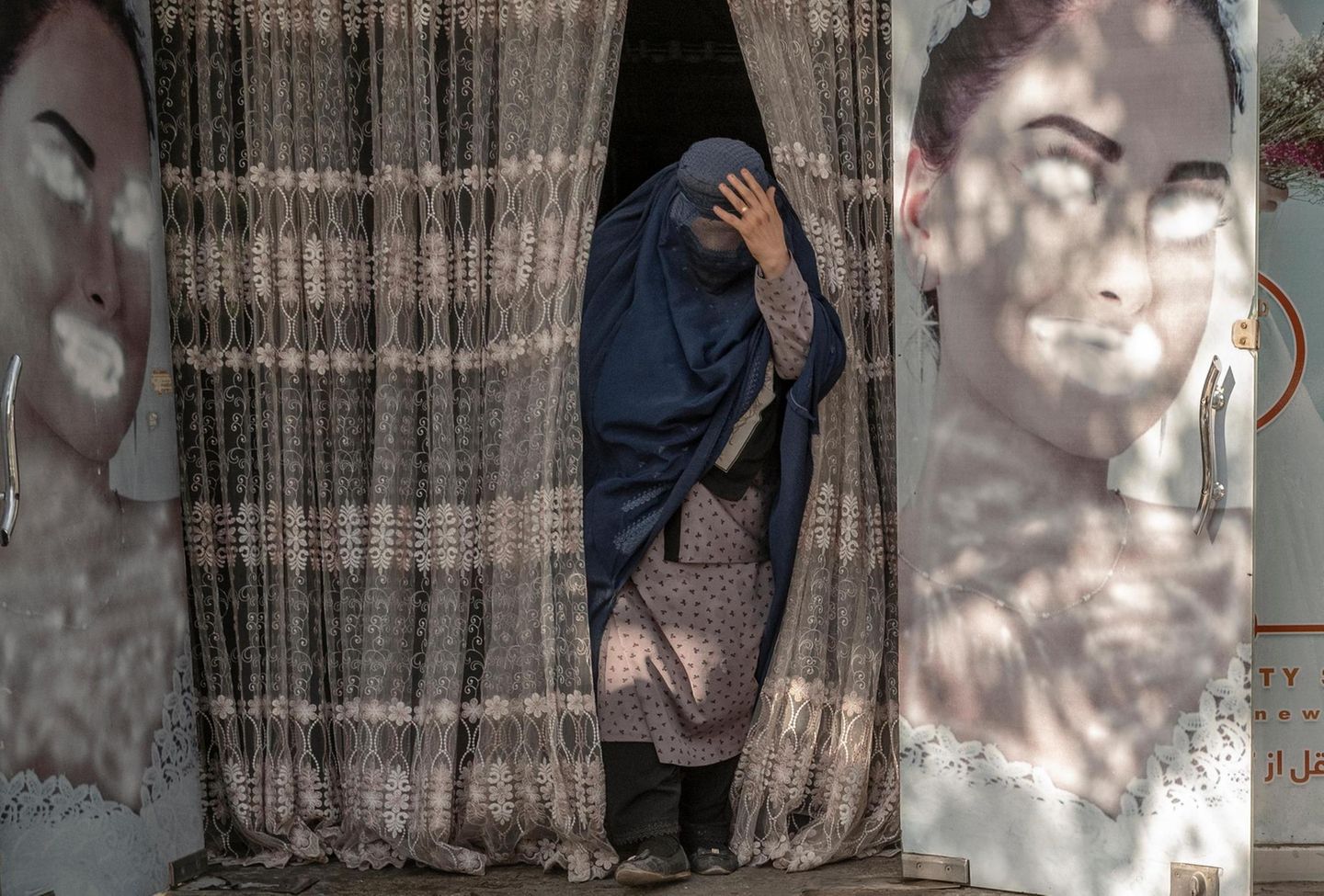 Eine Frau verlässt einen Schönheitssalon