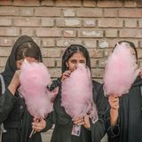 Studentinnen mit Zuckerwatte