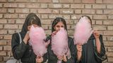 Studentinnen mit Zuckerwatte