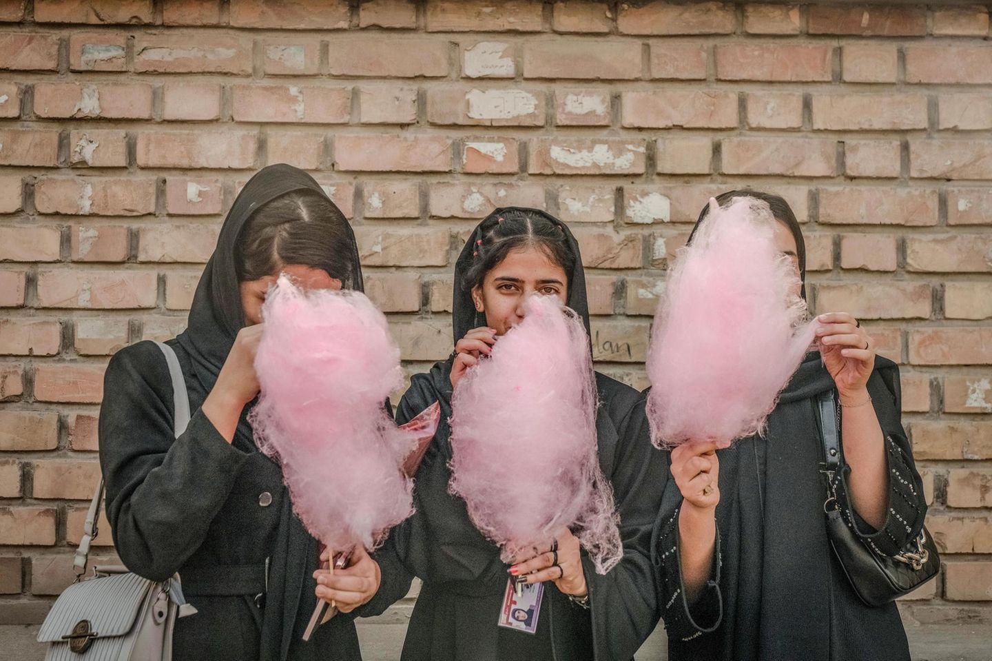 Studentinnen mit Zuckerwatte