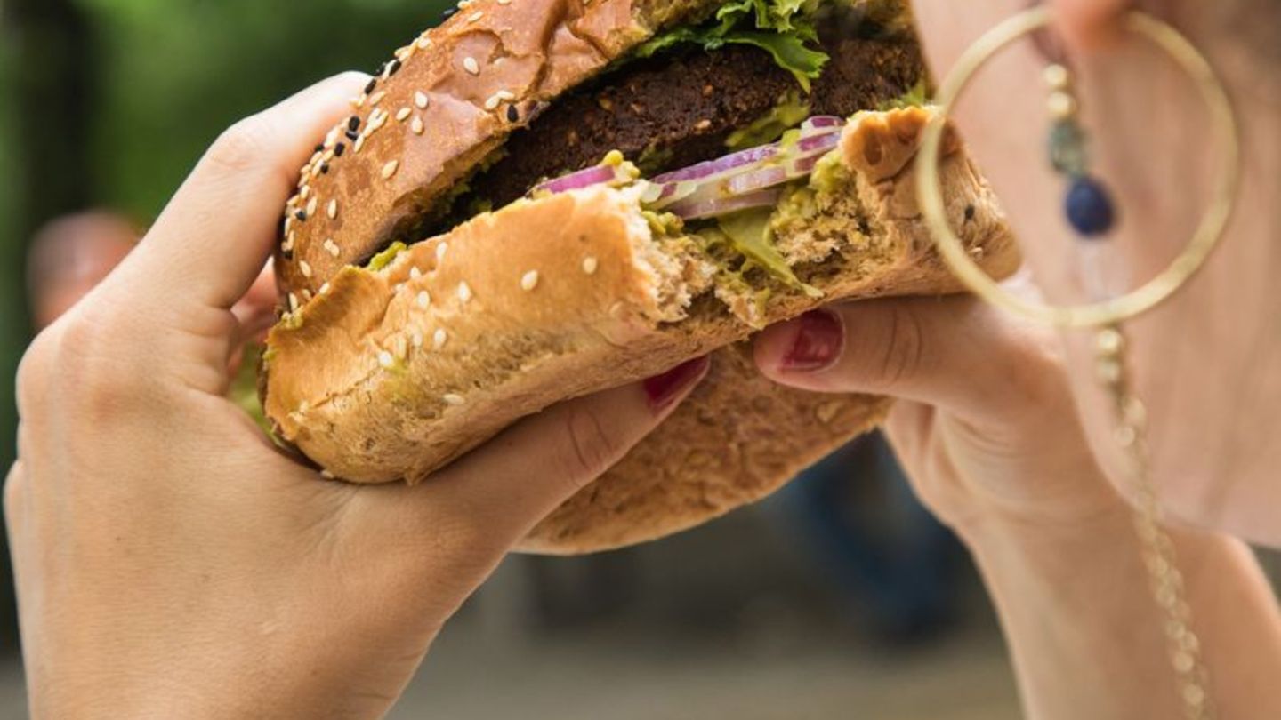 Burger statt Obst: 84 Prozent der Befragten sind der Ansicht, dass gesunde Lebensmittel an öffentlichen Plätzen schwerer zu find