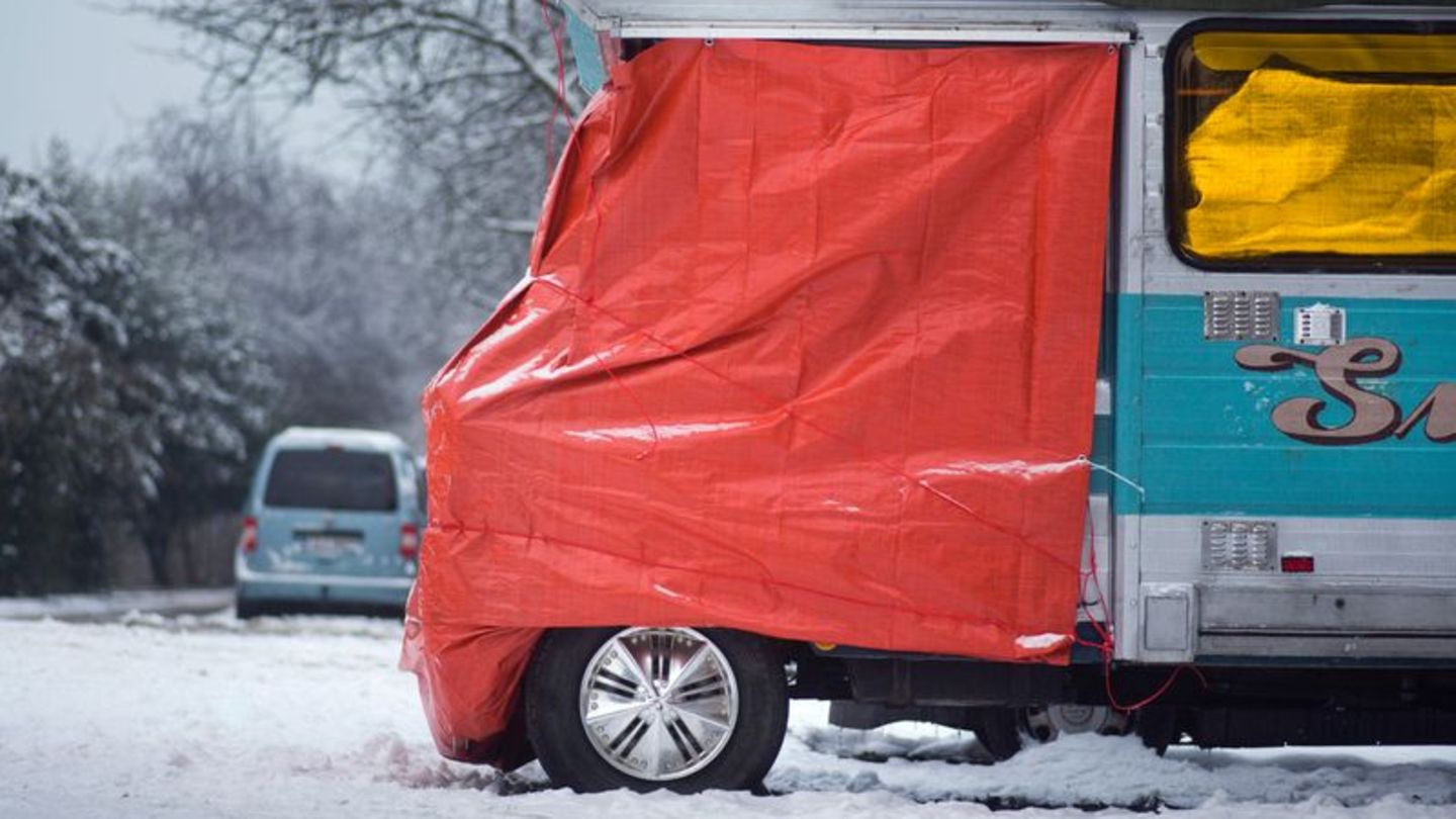 Überwintert das Wohnmobil im Freien, sollte man eine Abdeckplane und zusätzliche Diebstahlsicherungen verwenden: Radkralle, Lenk