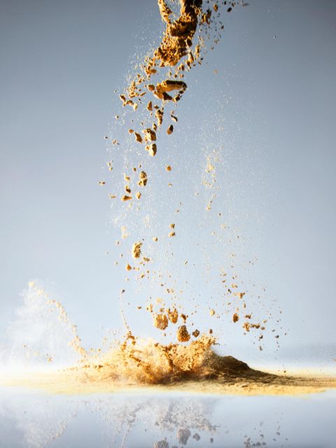 Heilerde rieselt auf einen Haufen