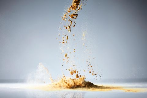 Heilerde rieselt auf einen Haufen