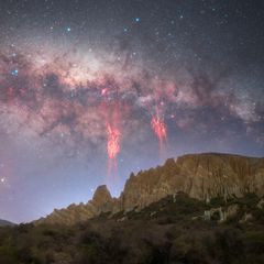 Rote Kobolde am Himmel über Neuseeland