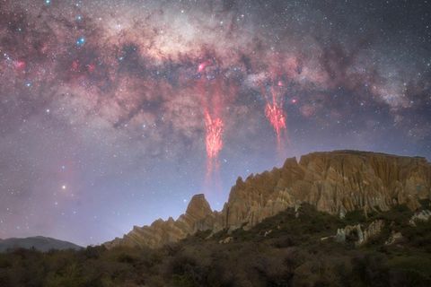 Rote Kobolde am Himmel über Neuseeland