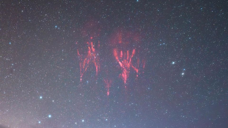 Detailansicht: Zwei Rote Kobolde am Himmel Detailansicht: Zwei Rote Kobolde am Himmel