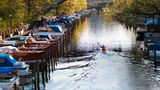 Paddeln auf Stockholms Kanälen Kayakfahrer auf einem Kanal in Stockholm