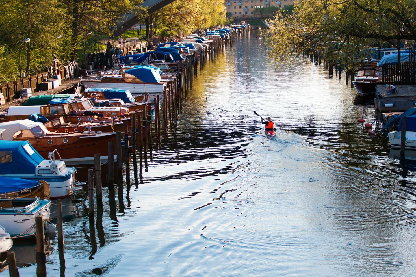 Kayakfahrer auf einem Kanal in Stockholm