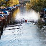 Kayakfahrer auf einem Kanal in Stockholm