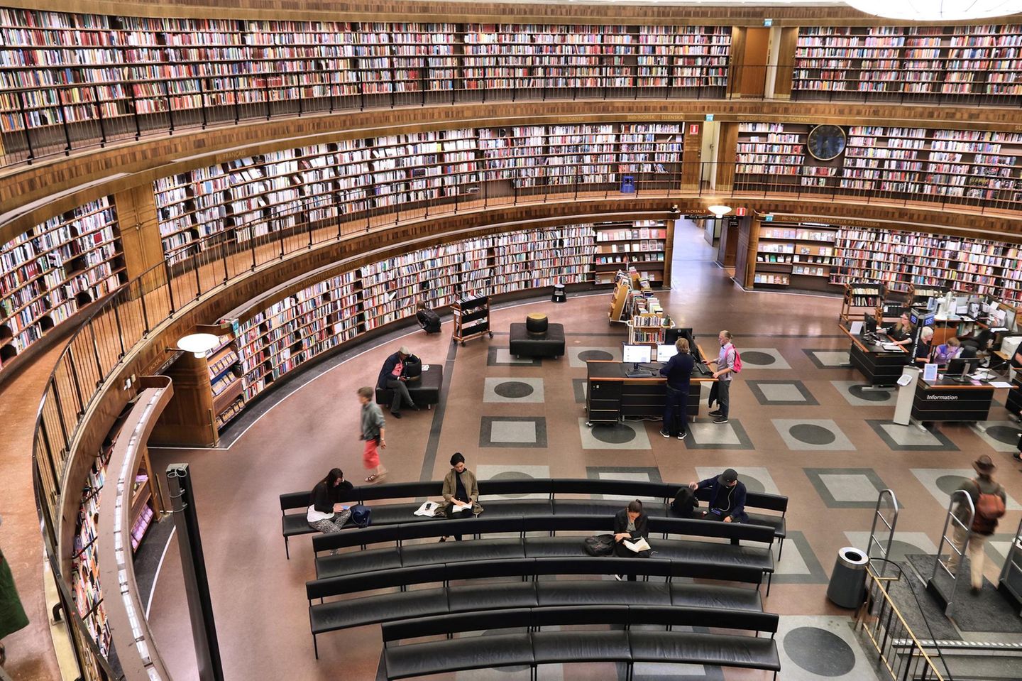 Schmökern in der Stockholmer Stadsbibliothek Stockholmer Stadsbibliothek
