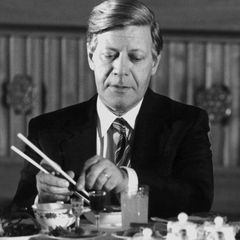 Helmut Schmidt mit Essstäbchen