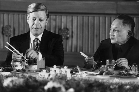 Helmut Schmidt mit Essstäbchen