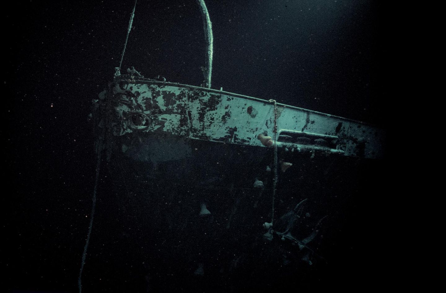 Ein Wrack auf dem Meeresgrund