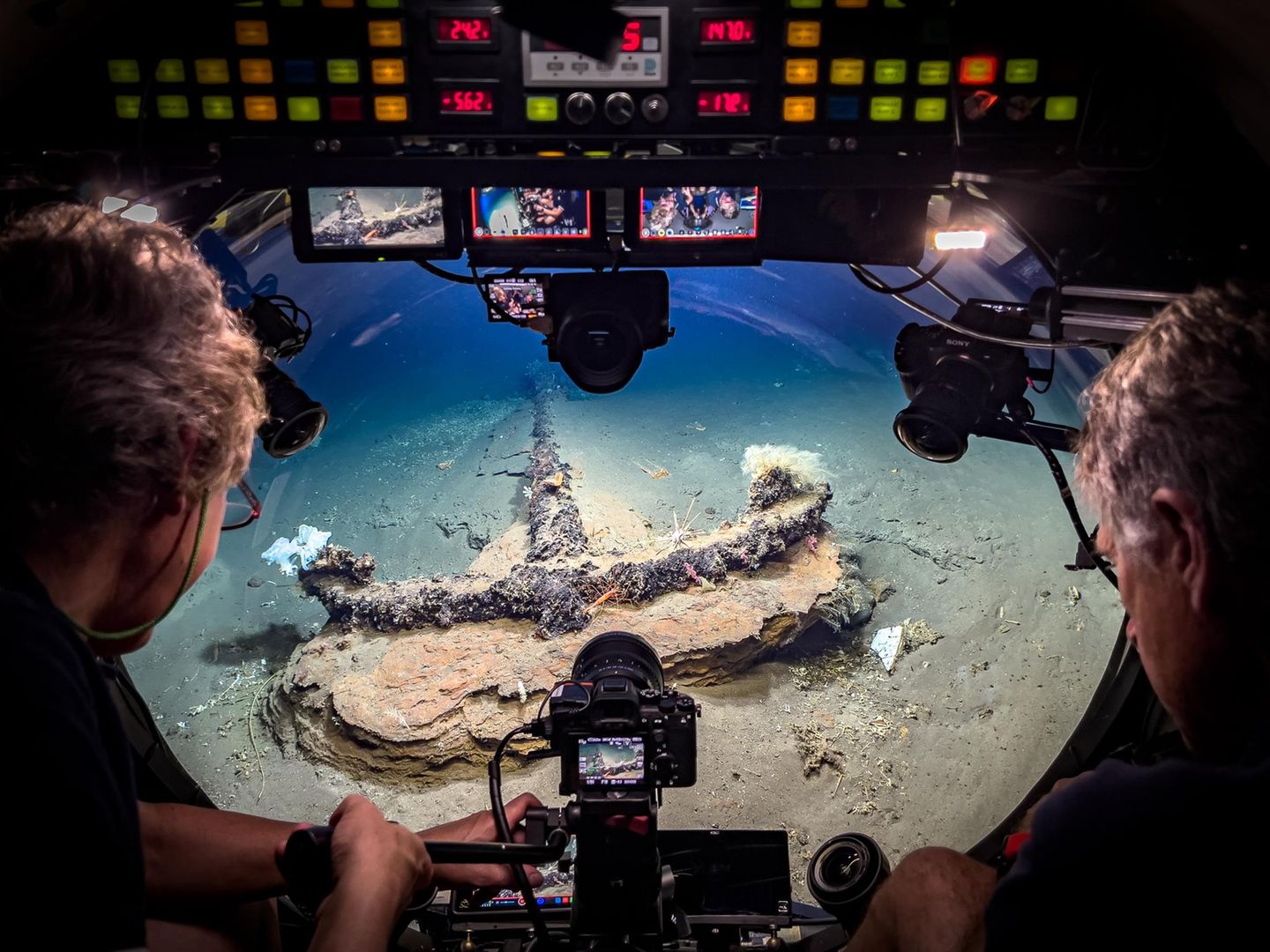 Ein Anker auf dem Meeresboden