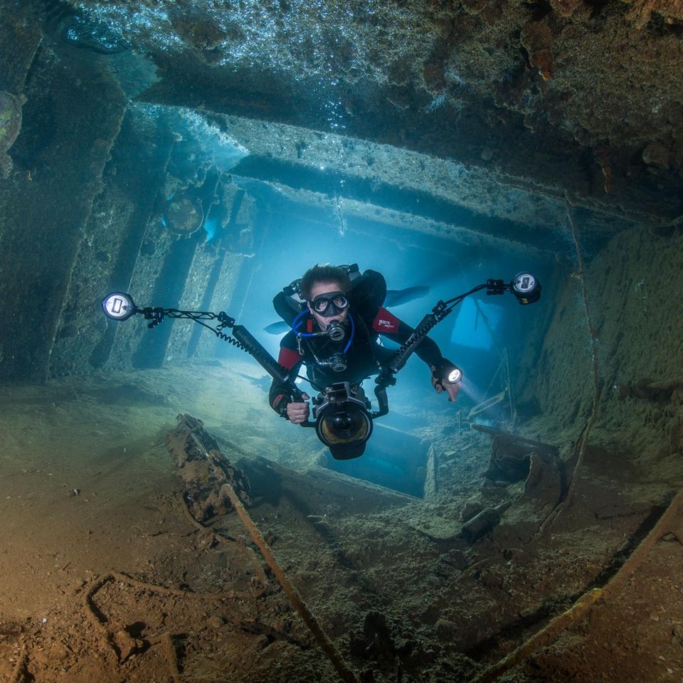 Florian Huber in einem Wrack