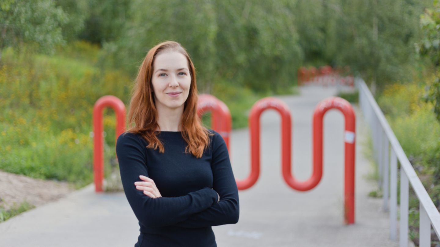 Katharina Rein steht in einem Park