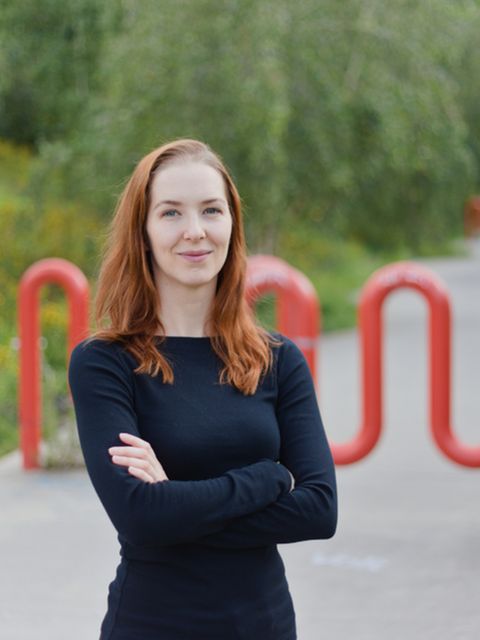Katharina Rein steht in einem Park