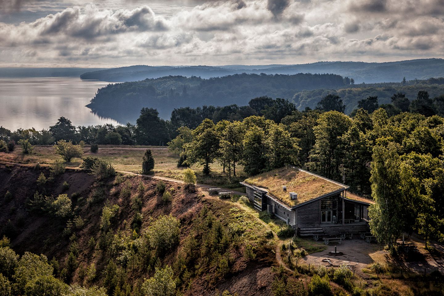 Halland, das Naturparadies an Schwedens Westküste, vereint Küstencharme und üppige Natur im Landesinneren auf faszinierende Weise. Die Region beeindruckt mit langen Sandstränden, tiefen Wäldern, geschwungenen Flüssen und stillen Seen, die ein unvergleichliches Erlebnis für Naturliebhaber bieten. Der Hallandsleden, ein Fernwanderweg, führt durch diese vielfältigen Landschaften und lädt dazu ein, die natürliche Schönheit Hallands zu entdecken. Erleben Sie die Ruhe und Gelassenheit echter skandinavischer Natur, nur einen Herzschlag vom Meer entfernt. Halland lädt Sie ein, die perfekte Balance zwischen Küstenzauber und der stillen Schönheit des Landesinneren zu entdecken und sich von der einzigartigen Atmosphäre dieser Region verzaubern zu lassen.