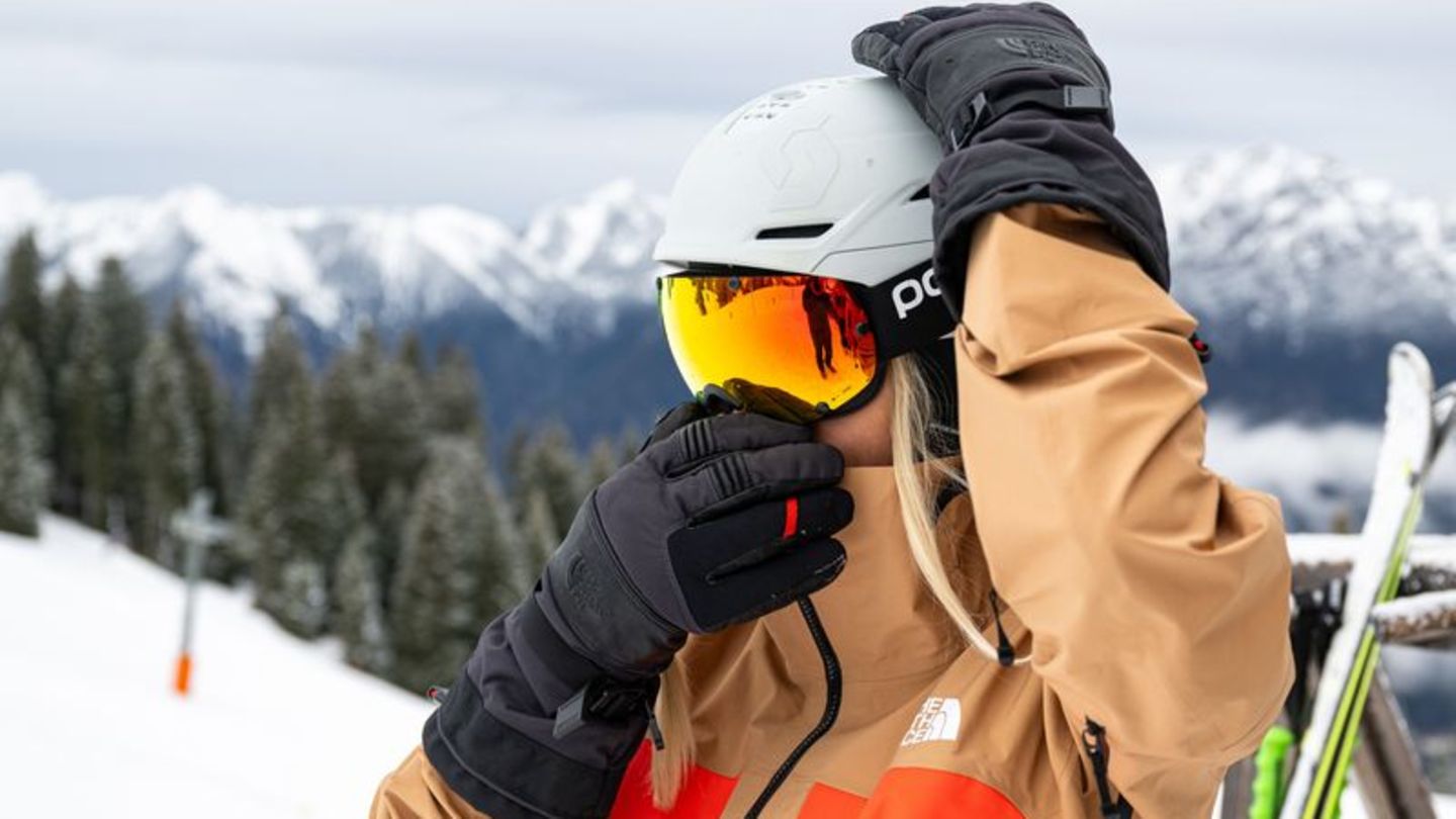 Sicherheit geht vor: Das Tragen eines Helms senkt das Risiko schwerer Kopfverletzungen beim Wintersport deutlich. Foto: Benjamin Sicherheit geht vor: Das Tragen eines Helms senkt das Risiko schwerer Kopfverletzungen beim Wintersport deutlich. Foto: Benjamin