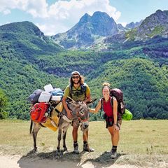 Lotta Stefan und Jonny sehen in Berglandschaft