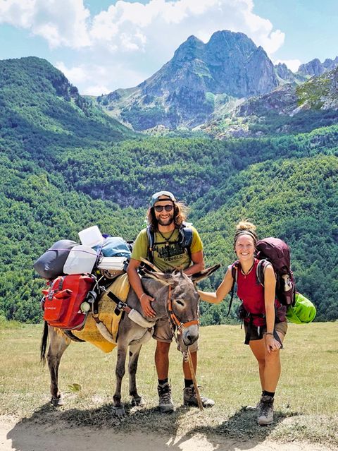 Lotta Stefan und Jonny sehen in Berglandschaft