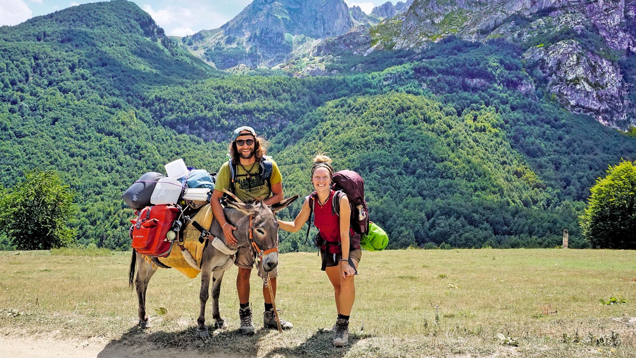 Lotta Stefan und Jonny sehen in Berglandschaft