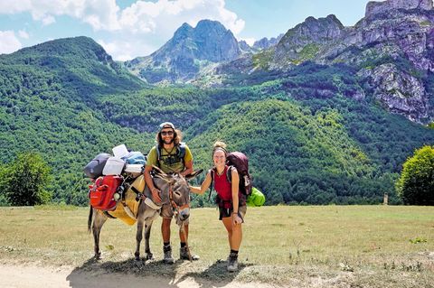 Lotta Stefan und Jonny sehen in Berglandschaft