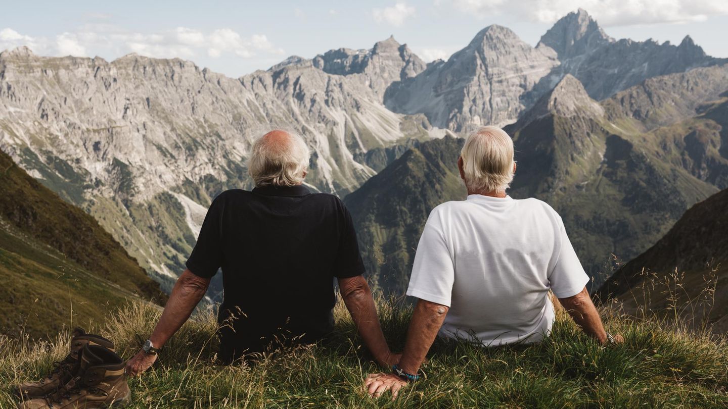 Zwei Senioren mit Blick in die Berge Zwei Senioren mit Blick in die Berge