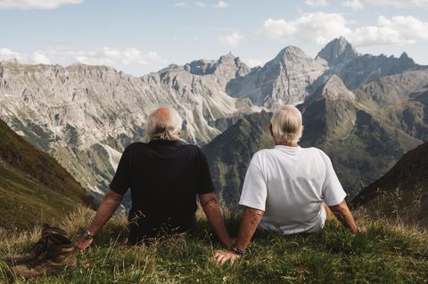 Zwei Senioren mit Blick in die Berge