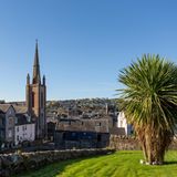 Kirche und alte Gebäude in Rothesay am Hafen in Schottland