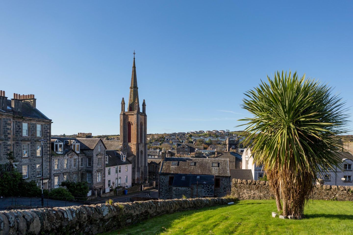 Kirche und alte Gebäude in Rothesay am Hafen in Schottland